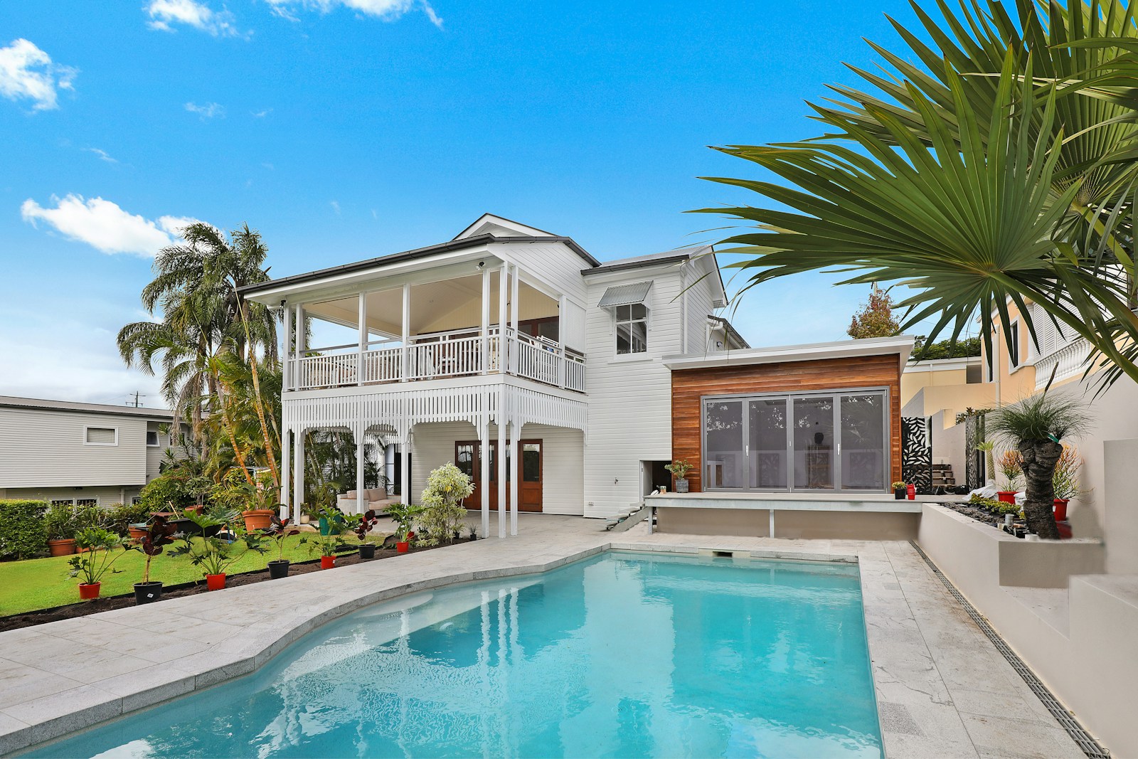 Casa contemporánea con jardín y piscina