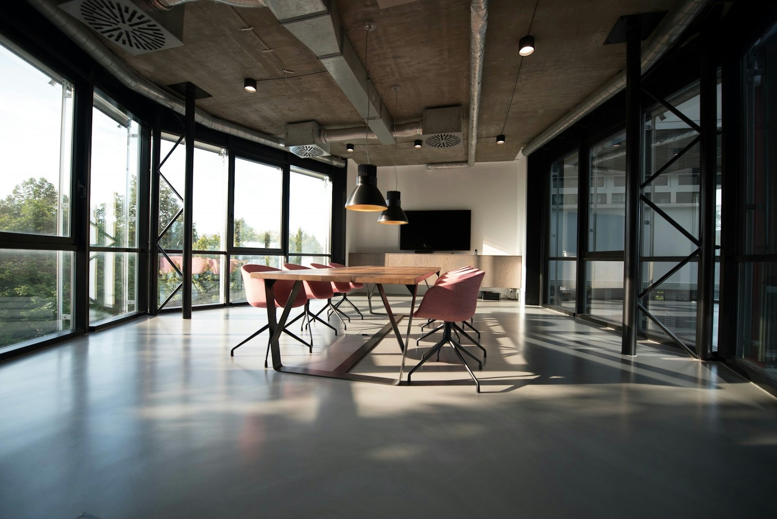 Espacio de trabajo moderno y luminoso
